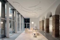 My Circuit dokáže na stropě vytvářet souvislé nebo i zcela nesouvislé cesty. (Od Michaela Anastassiadesa pro Flos)