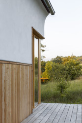 Při navrhování rodinného domu se architekti snažili používat co nejvíce udržitelných, přírodních a lokálně dostupných materiálů. (Casa De Mi Luna, Studio Circle Growth)