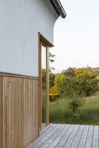 Při navrhování rodinného domu se architekti snažili používat co nejvíce udržitelných, přírodních a lokálně dostupných materiálů. (Casa De Mi Luna, Studio Circle Growth)