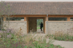 Komunitní centrum s ubytováním Waxall Yard, Clementine Blakemore Architects: Celý areál je kompletně bezbariérový, proto jej často využívají rodiny s pohybově postiženým členem, majitelé poskytli objekt zdarma i terapeutickým skupinám pro lidi s duševními poruchami nebo závislostmi