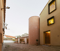 Proměna hospodářských staveb na bydlení, OOIIO architecture