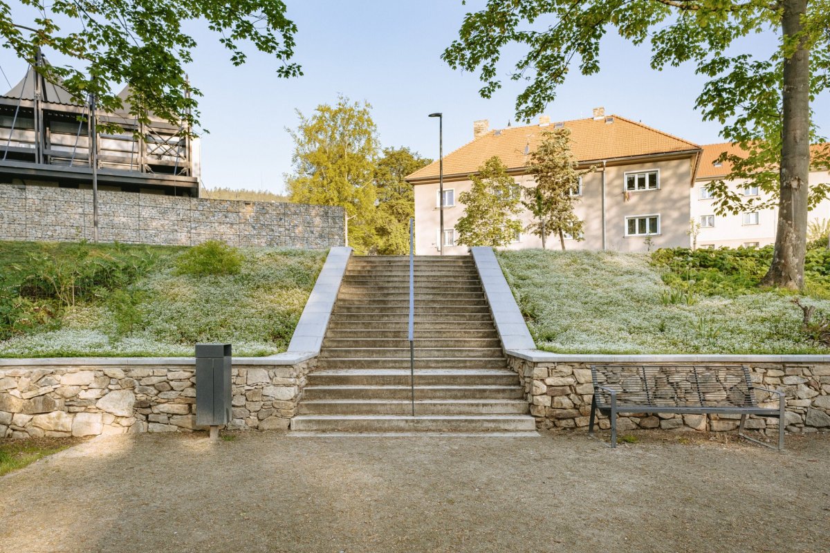 Schody do vyšší úrovně, kde je novější část parku (Štěpánčin park v Prachaticích, M2AU, Grupeto)