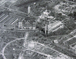 Pohled na vybombardované centrum Londýna se stojícím kostelem sv. jiljí.