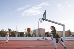 Velký areál se nakonec povedlo zrealizovat. Je tam multifunkční hřiště s tribunami, dráha na ježdění, prvky na hraní dětí, kiosek. "Bylo pro nás důležité, aby vznikla demokratická inkluzivní zóna," říká Bára Srpková.
