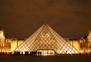 Le Grande Louvre v Paříži, I.M. Pei 1989.