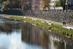 Náplavka v Plzni, Ateliér k světu: Jednou z nich je festival Náplavka k světu., který k Radbuze v roce 2014 poprvé přivedl lidi a ukázal jim možnosti, jak by se místo dalo využívat