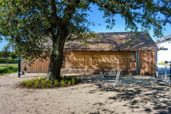 Díky opláštění se může využívat jako klubovna nebo šatny. (Příšovická náves, atakarchitekti)