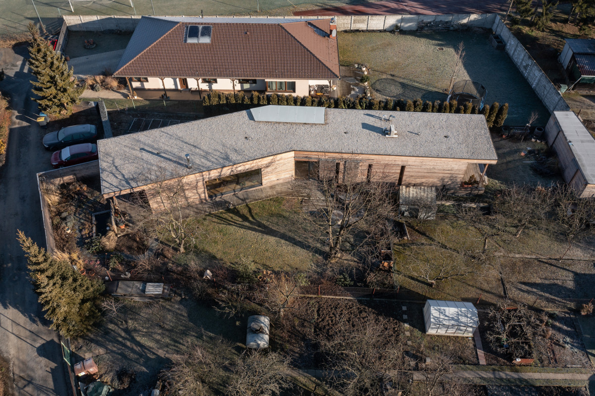 Dřevostavba se jako „hádě“ vine úzkou parcelou. (Dům na Hané; MOLO Architekti)