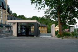 Architekti ze studia INK ARC jsou autory nápadité autobusové zastávky s toaletami v Janských Lázních