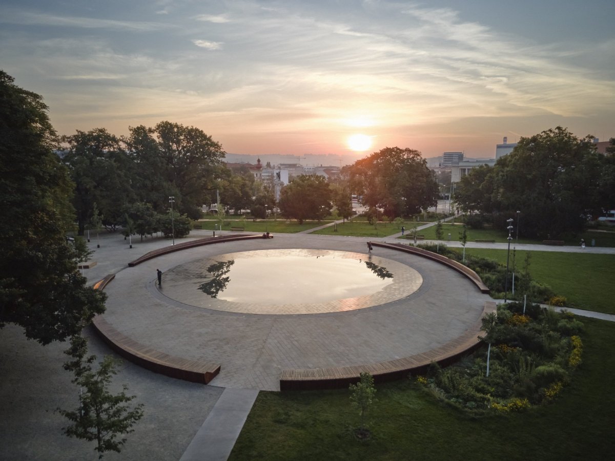 lavička vznikla ve spolupráci s Consequence Forma architekti v Brně na Moravském náměstí.