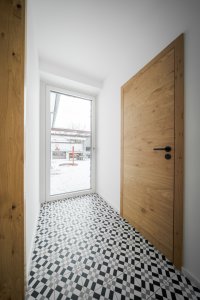 Stavení s červenou pumpou od DESTYL architekti