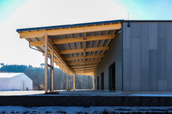 Dřevěný přístřešek pro nakládku kamionů