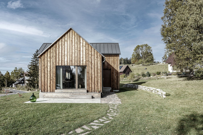 Současná horská chalupa v Sudetech, která neprovokuje, ale zapadá.