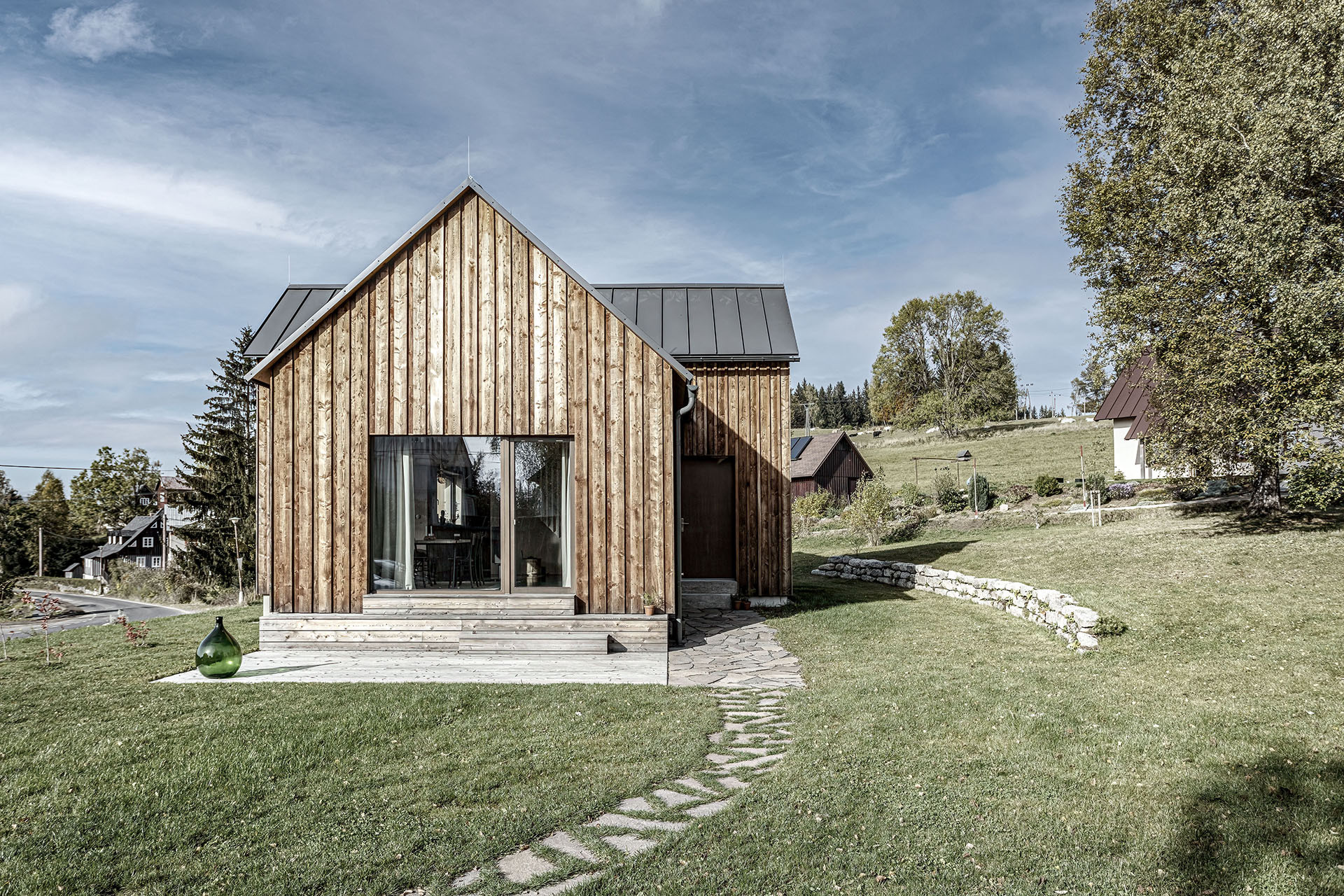 Současná horská chalupa v Sudetech, která neprovokuje, ale zapadá.