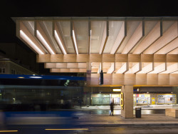 LED osvětlení poskytuje měkké, neoslňující světlo nad nástupištěm. (Autobusové nádraží Umeå Vasaplan, Wingårdhs + WSP)