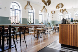 Restaurace je současná, udržuje si ale starosvětskou atmosféru. (atelier 67, hotel Slunce v Osečné)