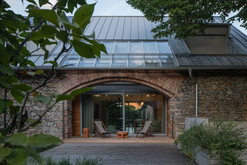 Napříč domem vznikají hezké průhledy. (Zapomenutá stodola, Karnet architekti)