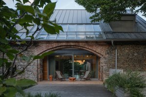 Napříč domem vznikají hezké průhledy. (Zapomenutá stodola, Karnet architekti)