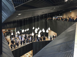 Interiéru komgresového centra dominuje uhlově černý tahokov