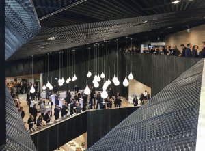 Interiéru komgresového centra dominuje uhlově černý tahokov