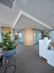 Studio SCHINDLER SEKO ARCHITEKTI navrhlo novou administrativní budovu DOCK IN FOUR na rozhraní Karlína a Libně