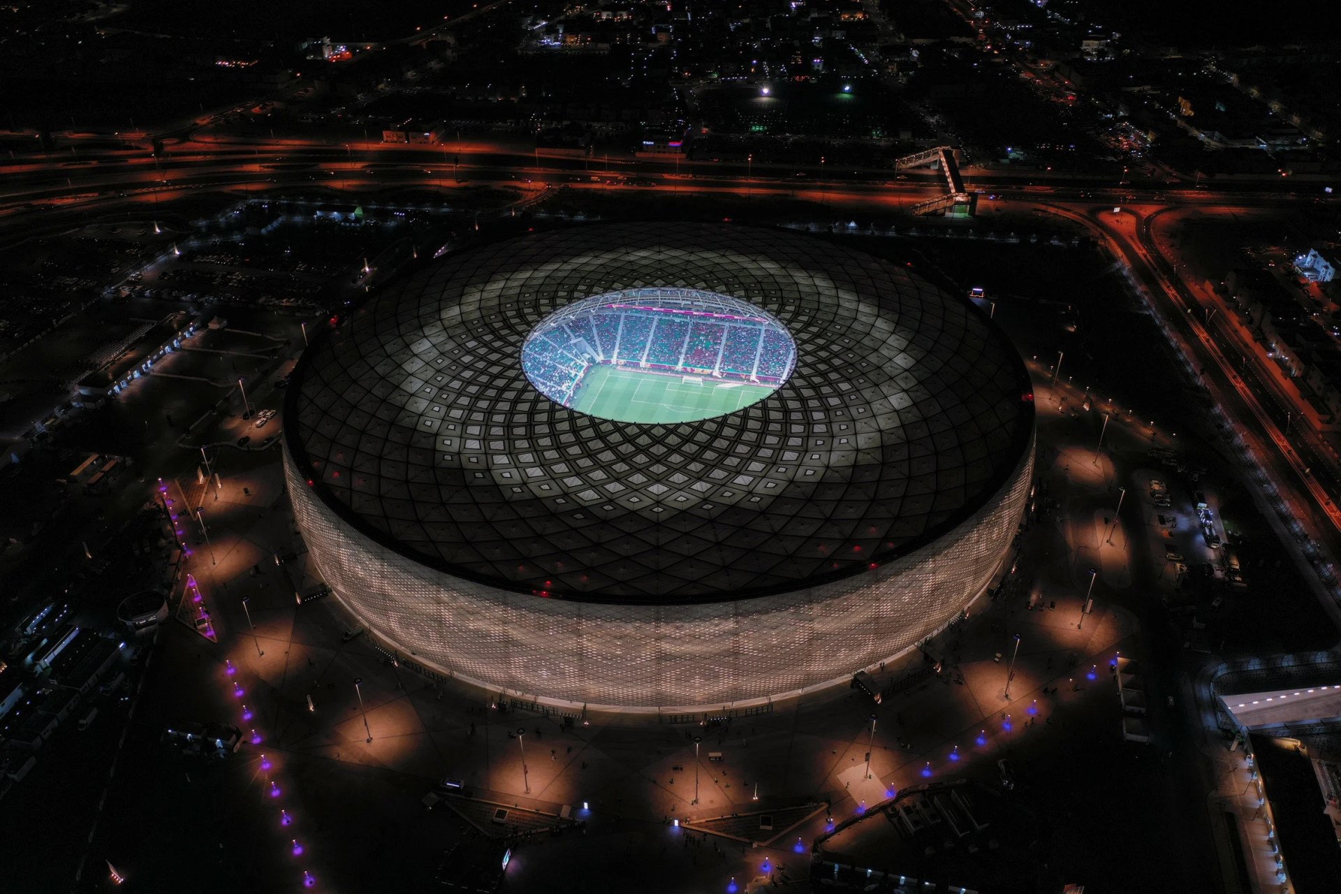 Perforovaný plášť kruhové stavby umožňuje přirozené větrání. Stadion o kapacitě 40 000 diváků by měl i nadále sloužit sportovcům, jeho vnitřní prostory však z větší části obsadí butikový hotel.