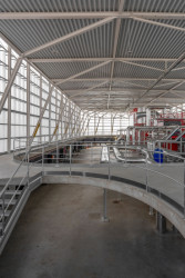 Na stroje se dá shlížet z betonových chodníků a ramp. (Centrála tepelné elektrárny v Palencii, FRPO Rodríguez & Oriol)