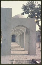 Armádní kasárna z hlíny, Yasmeen Lari, Bahawalpur, Pákistán, 1981