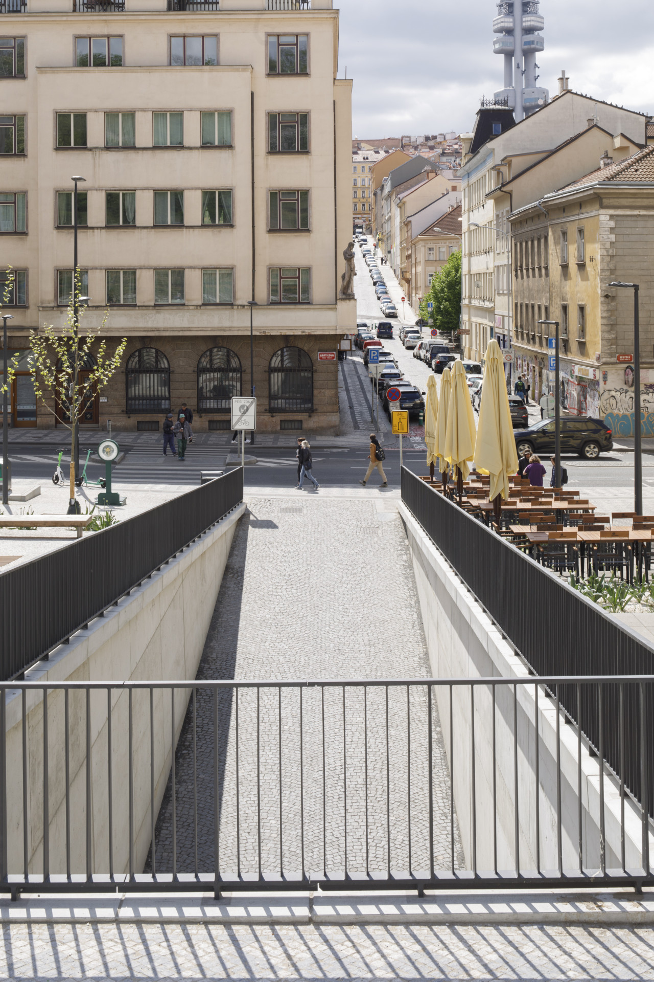 Opěrné stěny podél tunelu byly navýšeny, aby bylo možné propojit obě strany náměstí v jedné úrovni. (Tachovské náměstí v Praze, OVA)