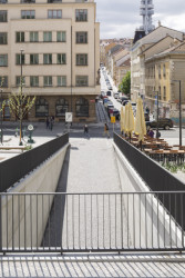 Opěrné stěny podél tunelu byly navýšeny, aby bylo možné propojit obě strany náměstí v jedné úrovni. (Tachovské náměstí v Praze, OVA)