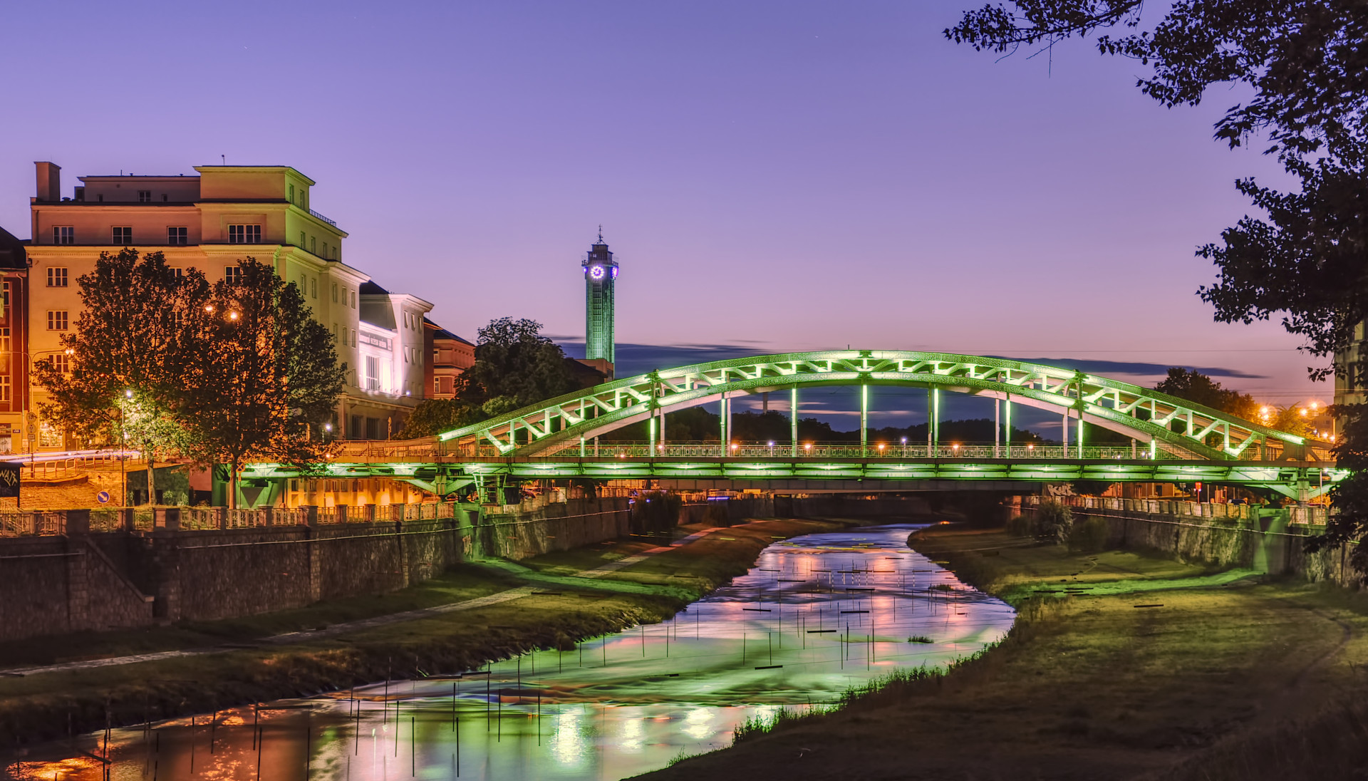 Řeka Ostravice a most Miloše Sýkory. Na jedné straně to láká k pobytu na nábřeží, na druhé straně je "čtyřproudovka".