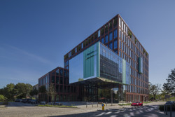 V Gdaňsku vyrostla administrativní budova s cihlovou fasádou navržená architekty Marcinem Woyciechowskim, Tomaszem Piechotou a Radosławem Orłowskim