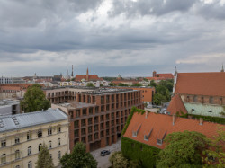 Novodobou architekturu se podařilo začlenit mezi historické stavby. 