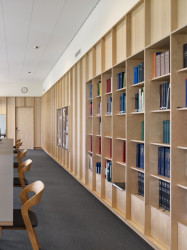 Městský Archiv Delft, Office Winhov, Gottlieb Paludan Architects: Interiéry spodního patra je laděný světlých odstínů s použitím dřeva