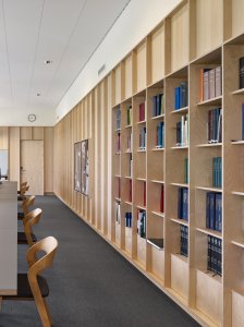 Městský Archiv Delft, Office Winhov, Gottlieb Paludan Architects: Interiéry spodního patra je laděný světlých odstínů s použitím dřeva
