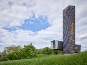 Cíle cest je projekt města Litomyšl. Jsou to drobné intervence do krajiny od architektů. (Rozhledna na Litomyšl, atelier-r)