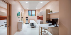 Interiér rehabilitačního centra CRIMED v Poděbradech od designérky Kateřiny Kersey a architektky Lucie Náhlovské