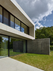 Velkoformátová okna se otevírají směrem do zahrady. (Vila Troja, Stempel & Tesar architekti)