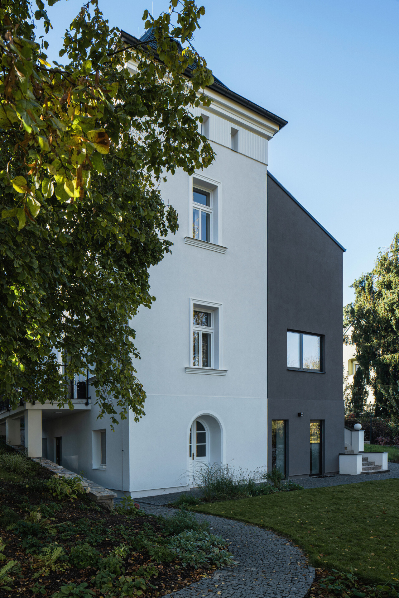 Zrekonstruovaná vila poblíž Prahy od Karnet architekti