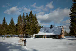 Skleněná chalupa v Jizerských horách od studia Mjölk