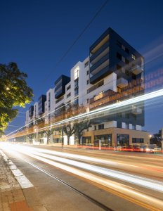 V ulici U Plynárny jsou v parteru obchodní jednotky - má jí to dodat městský charakter. (Bytový soubor Bohdalecké kvarteto, Podlipný Sladký architekti)