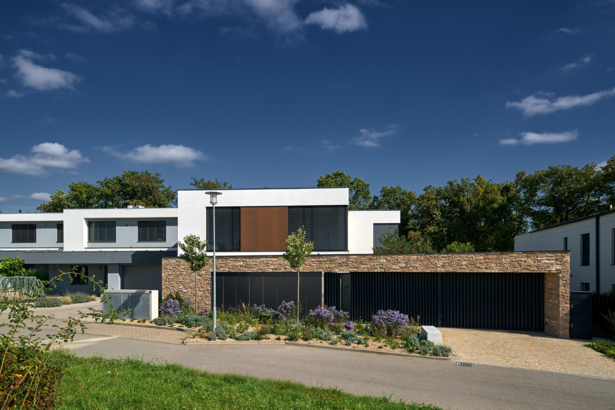 Vyla je tvořena dvěma nadzemními podlažími a je podsklepen. (Rodinná vila v Brně;  KYZLINK ARCHITECTS)