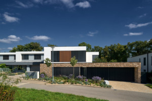 Vyla je tvořena dvěma nadzemními podlažími a je podsklepen. (Rodinná vila v Brně;  KYZLINK ARCHITECTS)