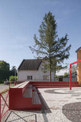 Kulturní prostor před ZUŠ Pečky od Alžběty P. Brůhové: Mozaiku od chodníků odděluje rám – tribuna ve tvaru L, která je ostře červená