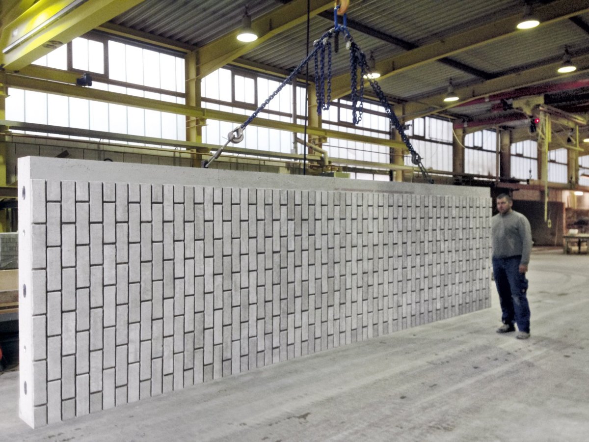Výroba prefabrikovaných pilastrů v továrně Röben