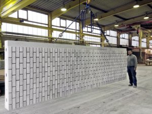 Výroba prefabrikovaných pilastrů v továrně Röben