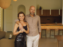 Architekt Jan Žaloudek a kunsthistorička a spisovatelka Jolanta Trojak chtějí radost z domu sdílet s ostatními. Věří, že kolem něj vznikne podnětná komunita lidí. (Dům Oskar, Jan Žaloudek)