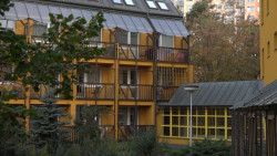 Vlado Milunić a Jan Línek vnášeli do domovů život pomocí barev - a to jak na fasádách, tak na kovových prvcích. Domov důchodců v Hájích je uspořádán kolem trojúhelníhového dvora, který mohou senioři využívat pro své aktivity. Jednotlivé pokoje se do něj obrací lodžiemi. Celková orientace objektu byla zvolena tak, aby v něm panovaly ideální světelné podmínky po celý den.