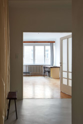 Zůstaly taky původní dveře, třeba tyto dvoukřídlé. - Byt v Praze na Letné, Prokop Hartl