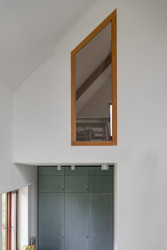 Interiér nabízí průhledy díky navrženým vnitřním oknům. 